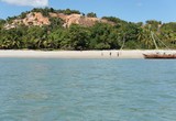 arrivée sur une plage en pirogue