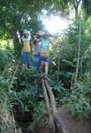 Trekking,_traversée_d'un_petit_pont_de_bois