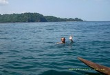 A Madagascar un homme se baignant en mer...