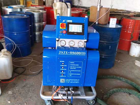 在制鞋、制革業(yè)中聚氨酯噴涂機的應用(圖1) 聚氨酯瓦殼噴涂機
